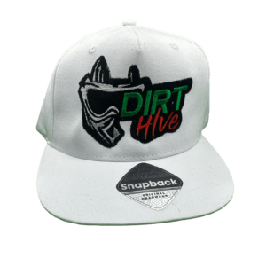 Weißes Motocross Snapback Cap mit DirtHive Armor-Stitch Stickerei ohne Mittelnaht.